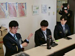 会議室で実習生の皆さんから業務内容の説明を受ける市長