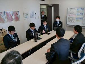 会議室で実習生の皆さんから業務内容の説明を受ける市長