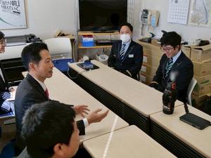 実習生の皆さんに質問をする市長