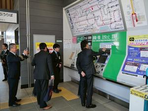 券売機の説明を受ける市長