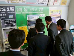 券売機の説明を受ける市長