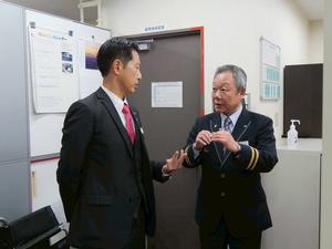 木村駅長と話す市長