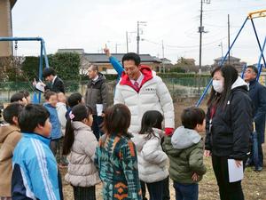 児童と笑顔で話をする市長