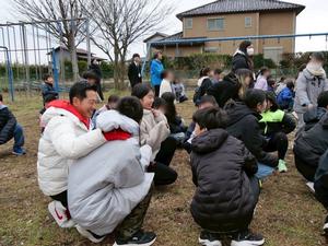 児童と笑顔で話をする市長