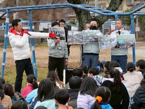 以前のまちづくり発表会の説明をする市長