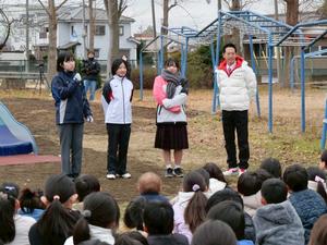 当時まちづくり発表会で発表してくれた中学生たちがマイクで話をしてくれる様子