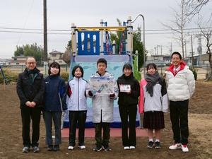 当時まちづくり発表会で発表してくれた中学生と市長、教育長との記念撮影