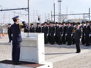 式台で敬礼する市長