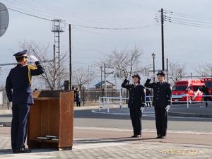 式台で敬礼する市長