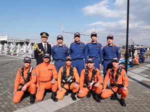 消防隊員と市長との記念撮影