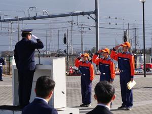 少年消防クラブ員と消防長の敬礼