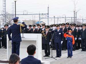 各団体の代表の敬礼を受け、式台で敬礼する市長