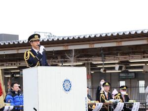 壇上で挨拶を述べる市長