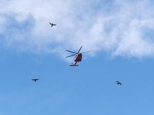 上空広報訓練を行う埼玉県防災航空隊のヘリコプター