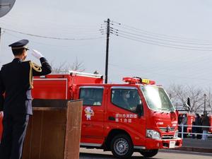 消防団車両に敬礼する市長