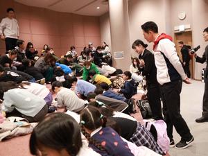 子供達が一生懸命10年後の手紙を書く様子