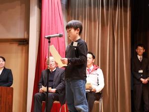 代表の子が手紙を読む様子