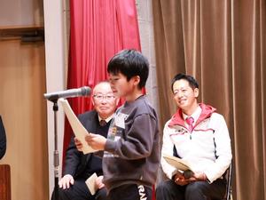 代表の子が手紙を読む様子