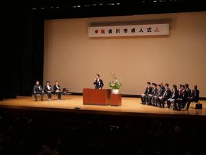 壇上で挨拶を述べる市長