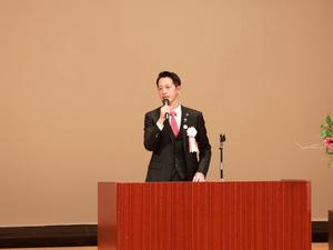 壇上で挨拶を述べる市長