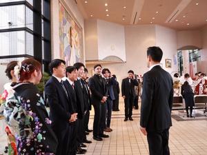 会場で実行委員の皆さんと話をする市長