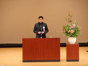 壇上で挨拶をする実行委員長