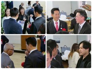 会場の皆さんと話をする市長