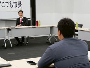 笑顔で話す市長