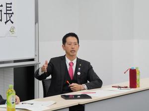 身振りを加えて説明する市長