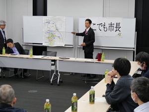市域図を指して説明する市長