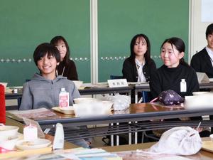 笑顔で話を聞く児童