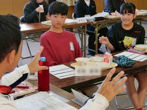 市長と意見のやりとりをする児童