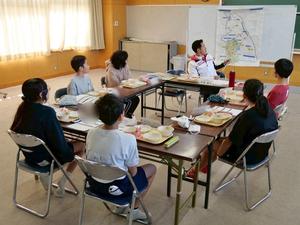 市域図を指して説明する市長