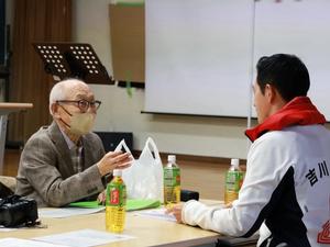 奥居会長と話をする市長