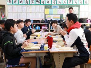 クラスのみんなと給食を食べる市長