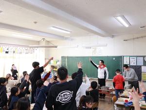 じゃんけんゲームに参加する市長