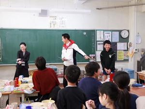 市長と給食センター所長と白井くんのかけあいの様子