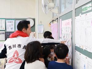 市長と児童のみんなで話をする様子