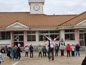 勝利の市長のガッツポーズ