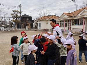 市長に群がる子供達