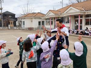 市長とハイタッチをする子供達