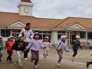 準備運動のランニングを子供達と一緒にする市長