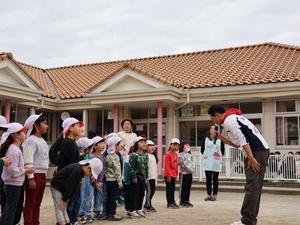 頭を下げて健闘を称える市長