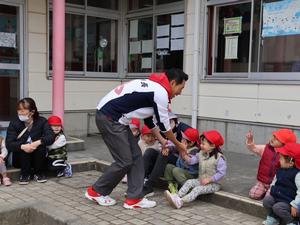 まわりで応援してくれた子供たちに声をかける市長