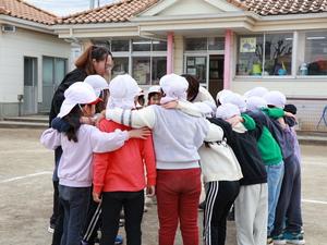 肩を組んで円陣を作る子供達