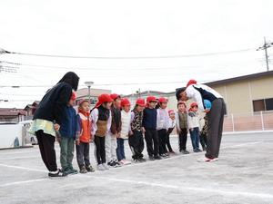 試合前にお互い礼をする市長と子供達