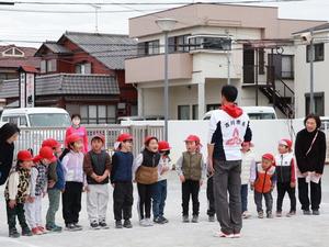 試合後一列に整列して市長にお礼を伝える子供達