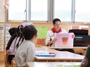 自作絵本を読み聞かせる市長