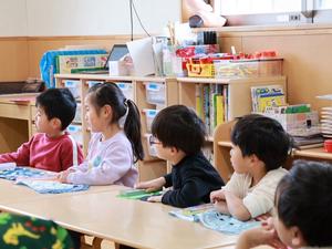 絵本の読み聞かせに聞き入る子供達