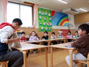 自作絵本を読み聞かせる市長